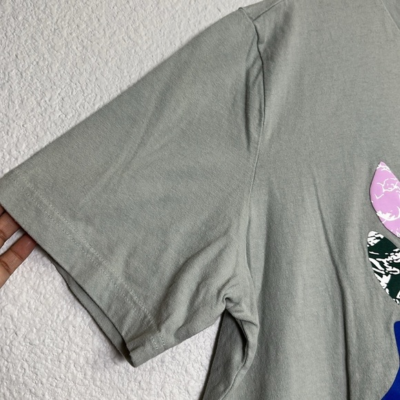 Adidas Positivity Blooms From Within Grey Pullover Short Sleeve Tee Large Unisex - Picture 2 of 12